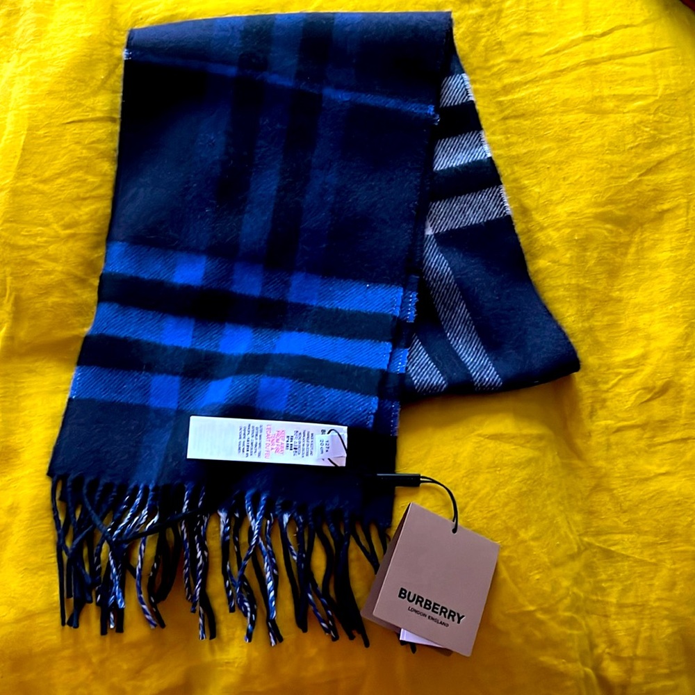 Brand new uni-sex Burberry scarf
